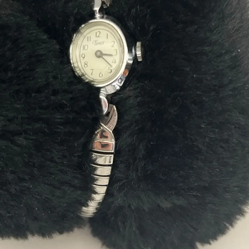 Vintage Timex Women's Silver Tone Manual Wind Oval‎ Stainless Stretch Band Watch